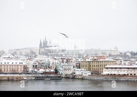 Neve a Praga, rare condizioni invernali fredde. Castello di Praga in Repubblica Ceca, tempo innevato con edifici. Foto Stock