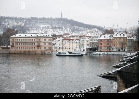 Neve a Praga, rare condizioni invernali fredde. Praga in Repubblica Ceca, tempo innevato con gli edifici. Foto Stock