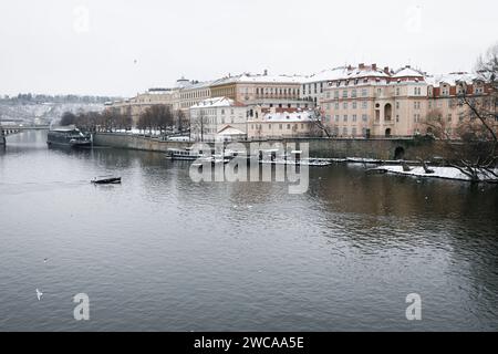 Neve a Praga, rare condizioni invernali fredde. Praga in Repubblica Ceca, tempo innevato con gli edifici. Foto Stock