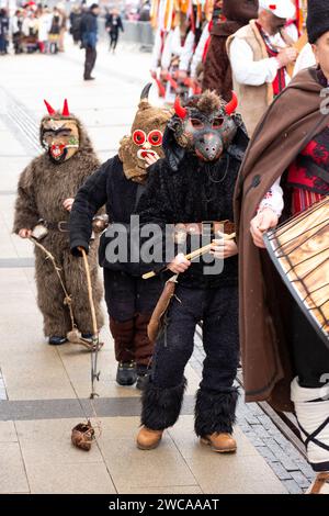 Bambini mascherati al Surva International Masquerade and Mummers Festival di Pernik, regione di Sofia, Bulgaria, Europa orientale, Balcani, UE Foto Stock