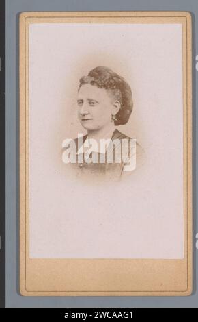 Ritratto di una donna sconosciuta, anonima, c. 1860 - c. 1900 Fotografia. visita il supporto fotografico della scheda. donna adulta in cartone Foto Stock