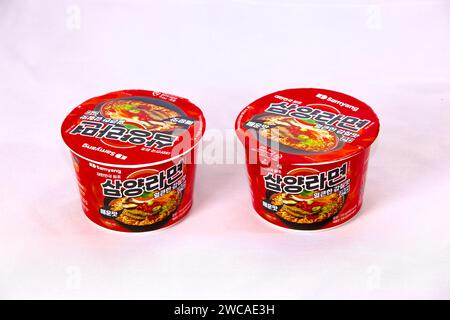 Ulsan, Corea del Sud - 14 gennaio 2024: Due confezioni di ramen umami piccante di Samyang in tazze rotonde, impreziosite da un'audace confezione rossa, che mette in risalto questo po Foto Stock