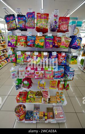 Ulsan, Corea del Sud - 3 marzo 2020: Una deliziosa sezione di caramelle in un minimarket che presenta una gamma di caramelle coreane, prevalentemente gelatine Foto Stock