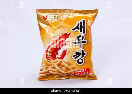 Ulsan, Corea del Sud - 14 gennaio 2024: Un pacchetto inedito di Saeukkang, un rinomato spuntino coreano per cracker di gamberi di Nongshim, che offre uno scorcio di Sout Foto Stock