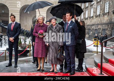 Copenhagen, Danimarca. 15 gennaio 2024. Da sinistra: Principessa Benedikte, regina Margrethe e principe Gioacchino. La nuova coppia reale danese, il re Federico X, la regina Maria e i membri della famiglia reale arrivano al Folketing per la prima volta nei loro nuovi ruoli ufficiali al castello di Christiansborg a Copenaghen, lunedì 15 gennaio 2024. (Foto: Thomas Traasdahl/Ritzau Scanpix) crediti: Ritzau/Alamy Live News Foto Stock