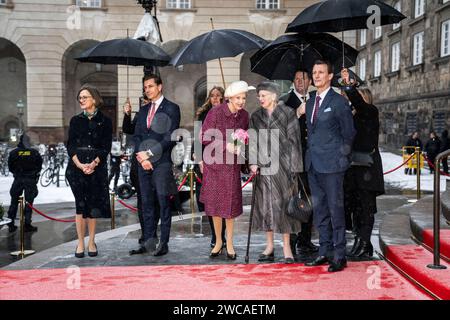 Copenhagen, Danimarca. 15 gennaio 2024. Da sinistra: Principessa Benedikte, regina Margrethe e principe Gioacchino. La nuova coppia reale danese, il re Federico X, la regina Maria e i membri della famiglia reale arrivano al Folketing per la prima volta nei loro nuovi ruoli ufficiali al castello di Christiansborg a Copenaghen, lunedì 15 gennaio 2024. (Foto: Thomas Traasdahl/Ritzau Scanpix) crediti: Ritzau/Alamy Live News Foto Stock