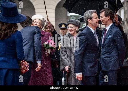 Copenhagen, Danimarca. 15 gennaio 2024. Da sinistra: Principessa Benedikte, regina Margrethe, re Frederik X e principe Gioacchino. La nuova coppia reale danese, il re Federico X, la regina Maria e i membri della famiglia reale arrivano al Folketing per la prima volta nei loro nuovi ruoli ufficiali al castello di Christiansborg a Copenaghen, lunedì 15 gennaio 2024. (Foto: Thomas Traasdahl/Ritzau Scanpix) crediti: Ritzau/Alamy Live News Foto Stock