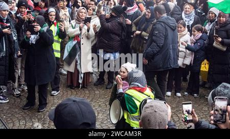 Piazza Dam, Amsterdam, Paesi Bassi. 13 gennaio 2024 Una ragazzina che canta lo slogan "dal fiume al mare, Palastine sarà libera" Foto Stock