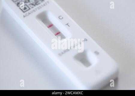 Londra, Regno Unito, 15 gennaio 2024: Un test di flusso laterale con due linee rosse mostra un risultato positivo per Covid. I casi sono aumentati nel Regno Unito durante Natale e Capodanno. Circa il 70% dei nuovi casi è della variante Juno altamente trasmissibile. Anna Watson/Alamy Live News Foto Stock