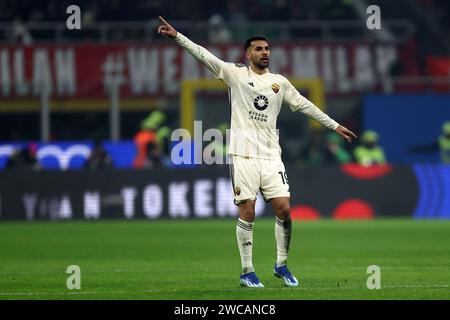 Milano, Italia. 14 gennaio 2024. Mehmet Zeki Celik di AS Roma gestures durante la partita di serie A tra AC Milan e AS Roma allo Stadio Giuseppe Meazza il 14 gennaio 2024 a Milano. Crediti: Marco Canoniero/Alamy Live News Foto Stock
