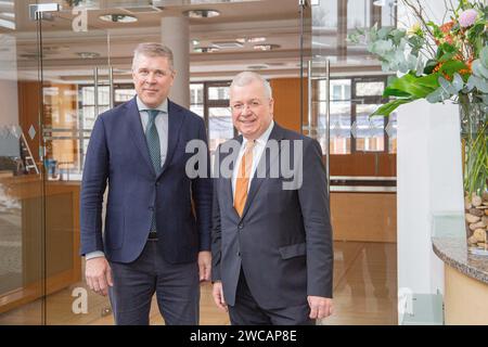 Monaco, Germania. 15 gennaio 2024. Il ministro degli Esteri islandese Bjarni Benediktsson ha incontrato l'eurodeputato Markus Ferber (CSU) a Monaco di Baviera, in Germania, il 15 gennaio 2024. Bjarni Benediktsson è stato ministro dell'economia e delle finanze dal 2013 al 2023, con un'interruzione dal gennaio al novembre 2017, quando era primo ministro. Benediktsson è ministro degli Esteri dell'Islanda dall'ottobre 2023 e presidente del Partito dell'indipendenza liberale-conservatore dal 2009. Credito: SIPA USA/Alamy Live News Foto Stock