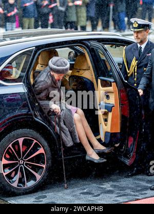 Copenhagen, Danimarca. 15 gennaio 2024. La regina Margrethe di Danimarca arriva al Parlamento di Copenaghen, il 15 gennaio 2024, per partecipare alla celebrazione nel Parlamento danese del cambio di trono foto: Albert Nieboer/Netherlands OUT/Point de Vue OUT Credit: dpa picture Alliance/Alamy Live News Foto Stock