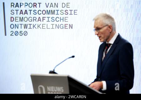 L'Aia, Paesi Bassi. 15 gennaio 2024. Il presidente della commissione Richard van Zwol spiega la relazione della commissione di Stato sugli sviluppi demografici 2050. La relazione discute gli effetti, tra l'altro, dell'invecchiamento e della migrazione. ANP RAMON VAN FLYMEN netherlands Out - belgium Out Credit: ANP/Alamy Live News Foto Stock