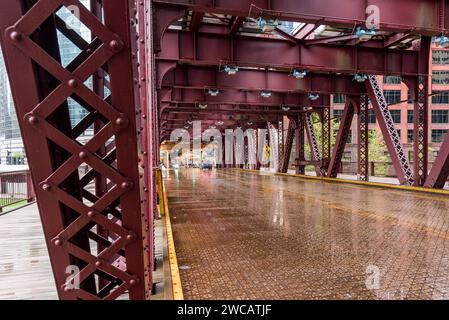 Attraversa un ponte a due piani nel centro di Chicago in una giornata primaverile piovosa Foto Stock