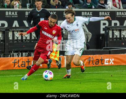 Sport, calcio, Bundesliga, 2023/2024, Borussia Moenchengladbach vs. VfB Stuttgart 3-1, scena della partita, f.l.t.r. linesman Robert Kempter, Enzo Millot (VfB), Rocco Reitz (MG), REGOLAMENTI DFL VIETANO QUALSIASI USO DI FOTOGRAFIE COME SEQUENZE DI IMMAGINI E/O QUASI-VIDEO Foto Stock