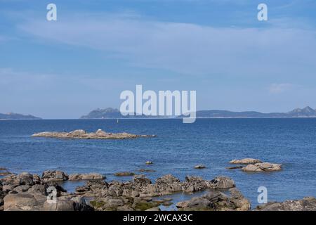 Le isole Cies viste dalla spiaggia di Sayanes a Vigo Foto Stock