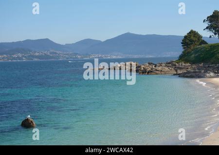 Le isole Cies viste dalla spiaggia di Sayanes a Vigo Foto Stock