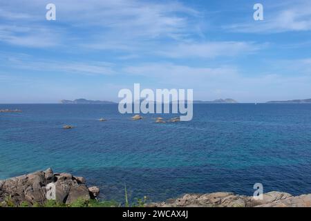 Le isole Cies viste dalla spiaggia di Sayanes a Vigo Foto Stock