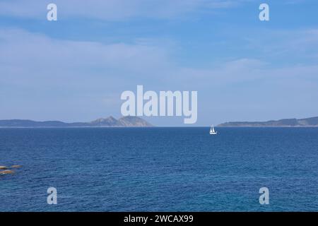 Le isole Cies viste dalla spiaggia di Sayanes a Vigo Foto Stock