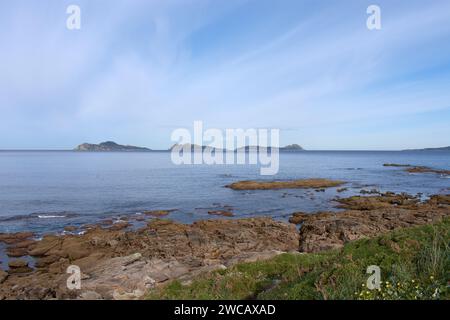 Le isole Cies viste dalla spiaggia di Sayanes a Vigo Foto Stock