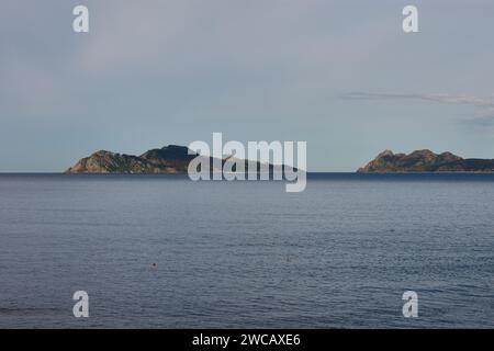 Le isole Cies viste dalla spiaggia di Sayanes a Vigo Foto Stock