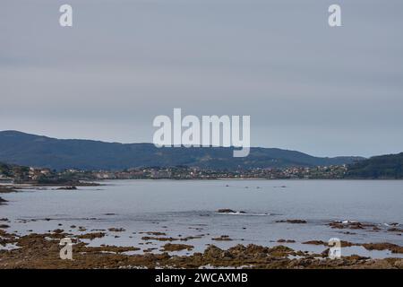 Camminando attraverso Cabo Estay possiamo contemplare la formazione rocciosa tra la quale si trova la Playa de Patos e alla fine del Monte ferro (Pontevedra, Spagna) Foto Stock