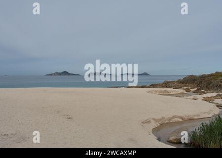 Le isole Cies viste dalla spiaggia di Sayanes a Vigo Foto Stock