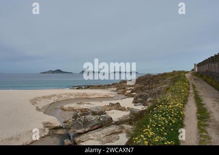 Le isole Cies viste dalla spiaggia di Sayanes a Vigo Foto Stock