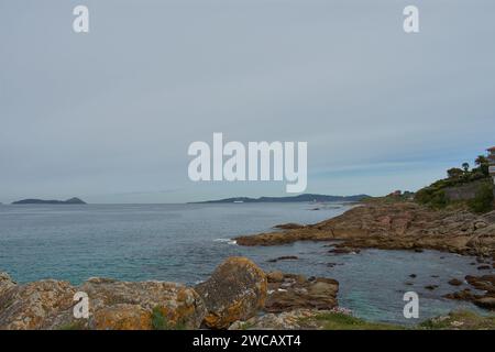 Le isole Cies viste dalla spiaggia di Sayanes a Vigo Foto Stock