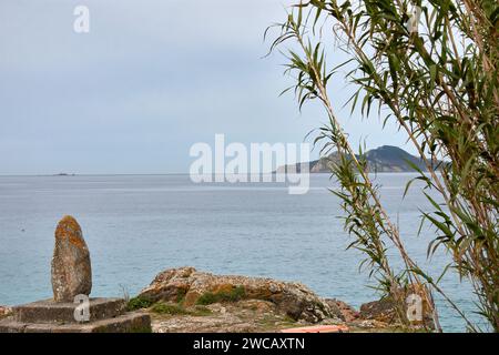 Le isole Cies viste dalla spiaggia di Sayanes a Vigo Foto Stock