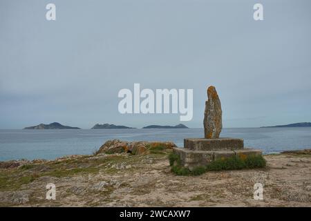 Le isole Cies viste dalla spiaggia di Sayanes a Vigo Foto Stock