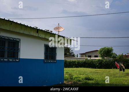 (240115) -- ABIDJAN, 15 gennaio 2024 (Xinhua) -- Un ricevitore TV satellitare è visto su un tetto nel villaggio di Yaou, Costa d'Avorio, 14 gennaio 2024. Migliaia di persone che vivono in zone remote della Costa d'Avorio e di altri paesi africani hanno potuto guardare le partite in casa quando sabato è iniziata la Coppa d'Africa (AFCON) del 2023, grazie ai servizi di trasmissione forniti da StarTimes, un operatore televisivo digitale cinese. Un progetto che mira a collegare 10.000 villaggi africani ai servizi televisivi satellitari è stato proposto durante il vertice del Forum sulla cooperazione Cina-Africa (FOCAC) a Johannesburg, Sud AFR Foto Stock