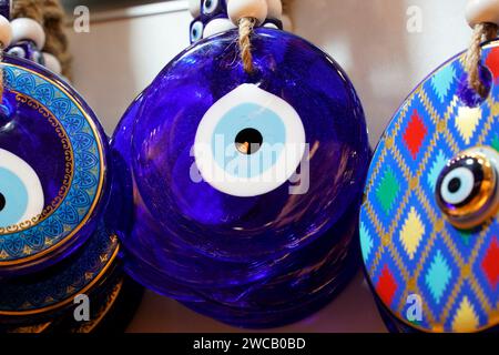 Molte perle di amuleto del grande occhio malvagio Nazar nel bazar di istanbul Foto Stock