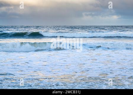 Onde ondulate e cieli scuri dalla spiaggia di Findhorn. Findhorn, Morayshire, Scozia Foto Stock