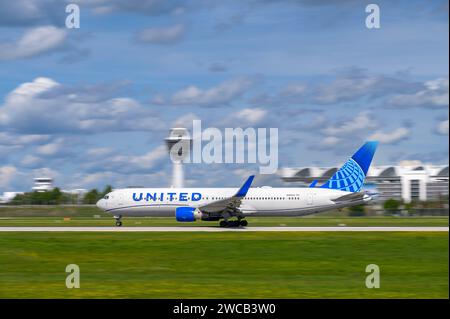 Il Boeing 767-322ER United Airlines con la bandiera dell'aeromobile N654UA inizia sulla Southern Runway 26L dell'aeroporto MUC EDDM di Monaco Foto Stock