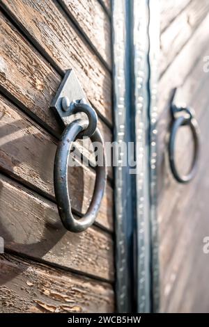 Vecchia stalla. Cancello rustico in legno per un magazzino, stalla o fienile. Foto di alta qualità Foto Stock