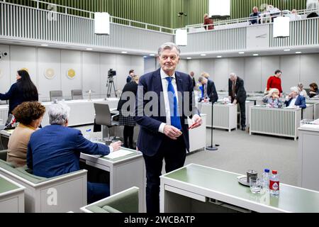 L'AIA - il senatore Martin van Rooijen (50PLUS) durante la discussione della legge di dispersione da parte del Senato. La legge del Segretario di Stato uscente Eric van der Burg (VVD, giustizia e sicurezza) deve garantire una distribuzione più uniforme dei richiedenti asilo in tutto il paese e consentire, in casi estremi, di obbligare i comuni ad accogliere i richiedenti asilo. ANP RAMON VAN FLYMEN paesi bassi Out - belgio Out Foto Stock