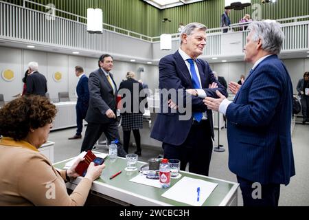 L'AIA - la senatrice Ilona Lagas (BBB), Martin van Rooijen (50PLUS) e Arie Griffioen (BBB) durante la discussione della legge di dispersione da parte del Senato. La legge del Segretario di Stato uscente Eric van der Burg (VVD, giustizia e sicurezza) deve garantire una distribuzione più uniforme dei richiedenti asilo in tutto il paese e consentire, in casi estremi, di obbligare i comuni ad accogliere i richiedenti asilo. ANP RAMON VAN FLYMEN paesi bassi Out - belgio Out Foto Stock