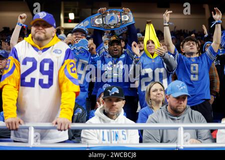 DETROIT, mi - 14 GENNAIO: I tifosi dei Detroit Lions tifosi dei Los Angeles Rams guardano durante la partita di playoff della NFC del 14 gennaio 2024 al Ford Field di Detroit, Michigan. (Foto di Joe Robbins/immagine di Sport) Foto Stock