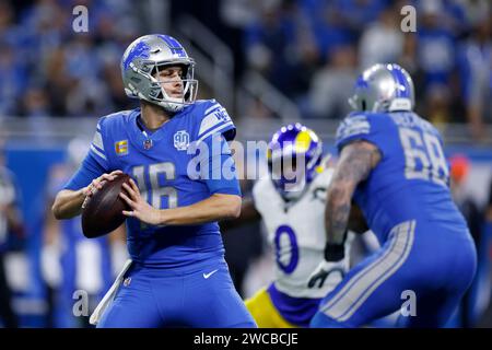 DETROIT, mi - 14 GENNAIO: Il quarterback dei Detroit Lions Jared Goff (16) cerca di passare la palla durante la gara di playoff della NFC contro i Los Angeles Rams il 14 gennaio 2024 al Ford Field di Detroit, Michigan. (Foto di Joe Robbins/immagine di Sport) Foto Stock