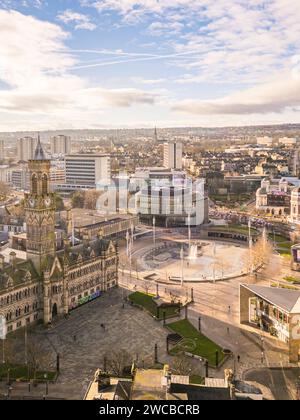 Vista aerea del centro di Bradford, tra cui il municipio e la Centenary Square in una giornata di sole Foto Stock