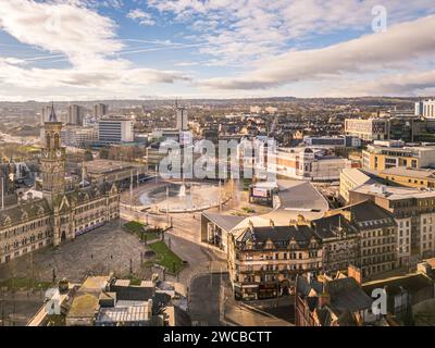 Vista aerea del centro di Bradford, tra cui il municipio e la Centenary Square in una giornata di sole Foto Stock
