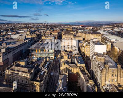 Vista aerea sul centro di Bradford, West Yorkshire, compresi gli uffici, gli edifici commerciali e residenziali. Foto Stock