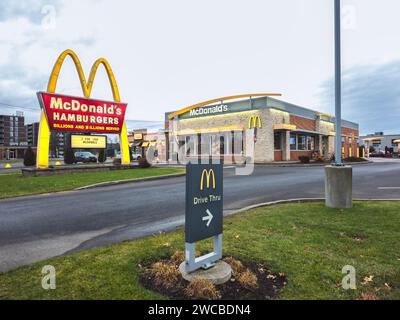 Roma, NY - 17 dicembre 2023: McDonald's è un marchio riconosciuto a livello mondiale per i suoi hamburger, patatine fritte e altri fast food. Questo particolare fea di uscita Foto Stock