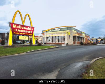 Roma, NY - 17 dicembre 2023: McDonald's è un marchio riconosciuto a livello mondiale per i suoi hamburger, patatine fritte e altri fast food. Questo particolare fea di uscita Foto Stock