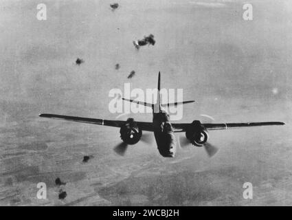 Douglas A-20 che vola attraverso flak durante la seconda guerra mondiale Foto Stock