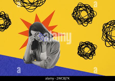 Collage fotografico composito POP orizzontale con una giovane donna depressa che piange tocca la fronte problemi irrisolti crisi sullo sfondo creativo Foto Stock