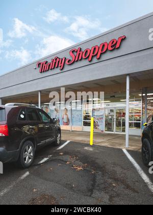 Roma, NY - 17 dicembre 2023: Thrifty Shopper è una catena di negozi di lusso che vende articoli unici a prezzi accessibili per supportare Rescue Mission Alliance, W. Foto Stock