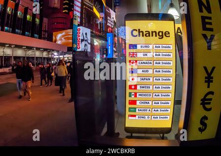 Mercoledì 10 gennaio 2024, un negozio di cambio valuta estera a Times Square nel centro di Manhattan a New York. (© Richard B. Levine) Foto Stock