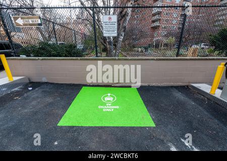 Una nuovissima stazione di ricarica per veicoli elettrici Chargepoint a Chelsea a New York venerdì 12 gennaio 2024. Il Congresso ha annullato il piano delle amministrazioni di Biden per fornire una rinuncia all'approvvigionamento domestico per i caricatori di veicoli elettrici aprendo la porta alle aziende cinesi. (© Richard B. Levine) Foto Stock